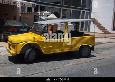 Le jaune vif des années 1980, Citroën Mehari Beach Motor Car la main gauche côté conducteur vue latérale du yellow jaune couleur d'Atacama la conduite à gauche LHD portugais r Banque D'Images
