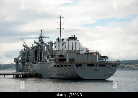 U.S. Naval Ship Alimentation T-AOE-6 amarré au port arrière Ecosse Loch lutté côte vue paysage de 1994 Gris cuirassé U.S. Military Sealift Command M. Banque D'Images