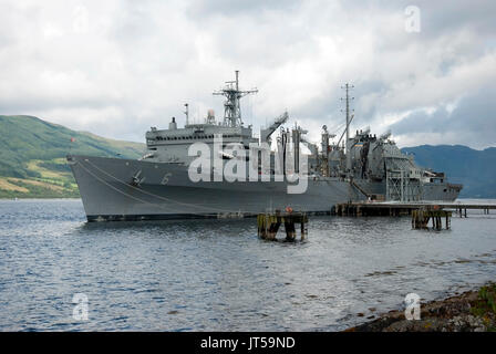 U.S. Naval Ship Alimentation T-AOE-6 amarré au port avant l'Ecosse Loch lutté côte vue paysage de 1994 Gris cuirassé U.S. Military Sealift Command M Banque D'Images