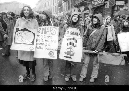 Milan (Italie), 1976, de manifestation pour les droits des femmes et à la défense de la loi sur l'avortement Banque D'Images