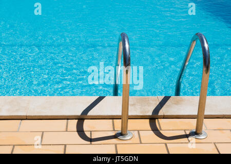 Plusieurs étapes menant en acier inoxydable piscine Banque D'Images