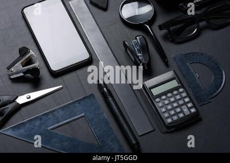 Smartphone avec divers ustensiles bureau mock-up isolated on black Banque D'Images