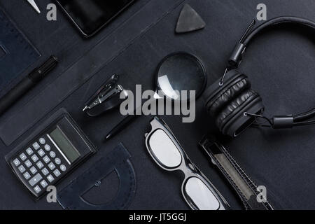 Diverses fournitures de bureau avec des écouteurs mock-up isolated on black Banque D'Images