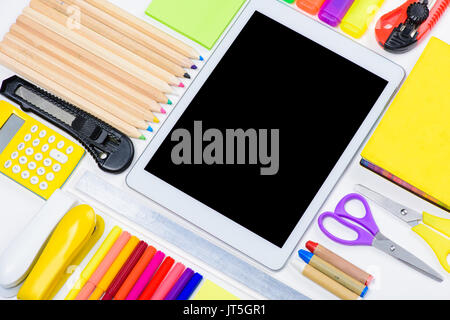 Vue de dessus de tablette numérique avec écran blanc et coloré, les fournitures de bureau isolated on white Banque D'Images