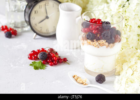 Lumière saine petit-déjeuner : parfait avec du muesli, fruits et yaourts. Petit déjeuner magnifique concept. Banque D'Images