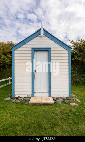 Plage des Huttes côté coloré sur la côte d'Angleterre Devon Banque D'Images