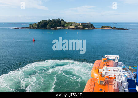 Vue depuis l'arrière d'un car-ferry Brittany Ferries Plymouth au départ de Bretagne Banque D'Images