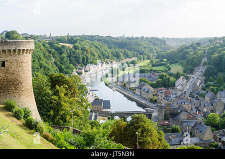 Port De Dinan vue depuis le Jardin Anglais ou jardin anglais dans la ville historique de Dinan en Bretagne, France Banque D'Images