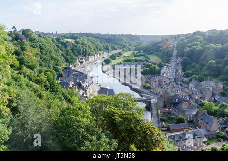 Port De Dinan vue depuis le Jardin Anglais ou jardin anglais dans la ville historique de Dinan en Bretagne, France Banque D'Images