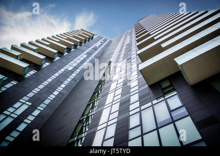 Skyscaper dans une ville vue d'en bas sous un ciel bleu Banque D'Images