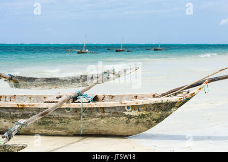 Dhaw traditionnel par des bateaux de pêche et dans l'océan, la plage de Diani, Kenya Banque D'Images