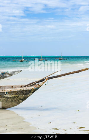 Dhaw traditionnel par des bateaux de pêche et dans l'océan, la plage de Diani, Kenya Banque D'Images