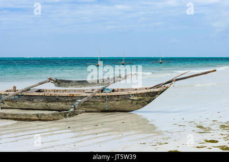 Dhaw traditionnel par des bateaux de pêche et dans l'océan, la plage de Diani, Kenya Banque D'Images