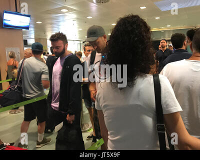 Files d'attente à l'aéroport d'Ibiza le samedi 22 juillet après que le personnel de sécurité est sorti et s'est mis en grève, ce qui entraîne des retards pour des milliers de vacanciers. Brits au retour de leurs vacances d'été face à l'aéroport d'Ibiza chaos voyage aujourd'hui (samedi) après le personnel de sécurité s'est mis en grève. Des milliers de passagers ont eu à faire la queue jusqu'à deux heures pour passer au travers de la sécurité après le personnel de Prosegur s'est mis en grève à minuit la nuit dernière. Vols ont été retardés et les passagers ont été forcés d'attendre dans la chaleur comme plus de 140 employés, qui se plaignent de la surcharge de travail et leurs salaires. Banque D'Images