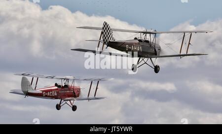 2 de Havilland Tiger Moth Tiger 9 de l'équipe de démonstration de l'aéronautique pour le ciel à Shuttleworth Banque D'Images