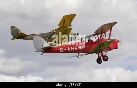 2 de Havilland Tiger Moth Tiger 9 de l'équipe de démonstration de l'aéronautique pour le ciel à Shuttleworth Banque D'Images