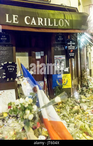 Drapeau français chez le carillon. Hommage spontané à des victimes des attaques terroristes à Paris le 13 novembre 2015. Banque D'Images