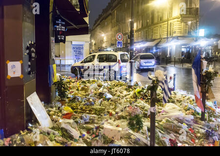 Une voiture de police en passant en face du petit cambodge restaurant. Hommage aux victimes des attaques terroristes à Paris le 13 novembre 2015. Banque D'Images