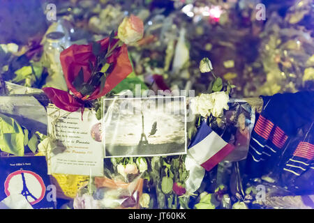 Photo d'une colombe volant à coucher du soleil en face de la tour Eiffel. Hommage aux victimes des attaques terroristes à Paris le 13 novembre 2015. Banque D'Images