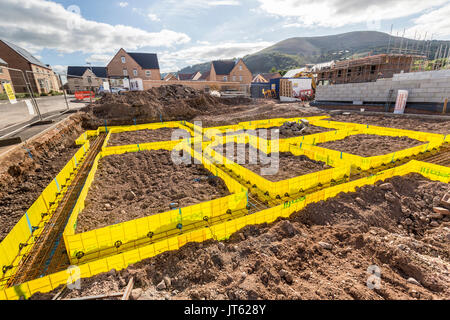 Immeubles maisons sur nouveau domaine avec des semelles réservé à de nouvelle maison, Llanfoist, Abergavenny, Royaume-Uni Banque D'Images