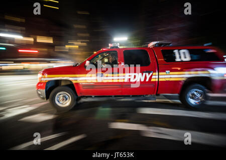 NEW YORK, USA - Le 17 octobre 2016. FDNY camionnette d'urgence rapide en passant la nuit à Manhattan, New York. Banque D'Images