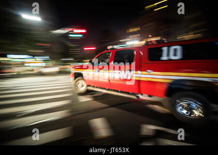 NEW YORK, USA - Le 17 octobre 2016. FDNY camionnette d'urgence rapide en passant la nuit à Manhattan, New York. Banque D'Images