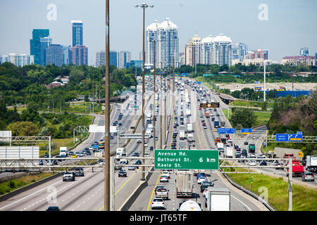 18 juin 2015, Toronto, Canada. 401 Route du Roi est l'un des plus grands Speedway dans le monde. Vue depuis une passerelle avec la ville de Toronto en arrière-plan. Banque D'Images