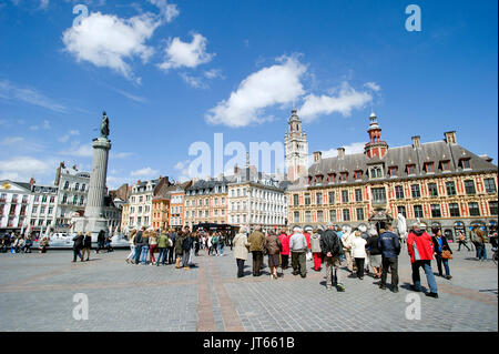 Lille (nord de la france) : l'immobilier en plein coeur du centre-ville avec les passants et façades typiques de l'architecture flamande dans la grand place Banque D'Images