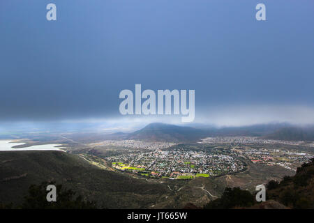 Vallée de la désolation, vue sur la ville de Graaff Reinet durant une tempête, Afrique du Sud Banque D'Images