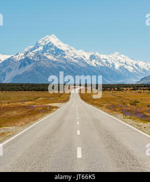 Route avec vue sur le Mont Cook, montagnes de neige, Parc National du Mont Cook Alpes du Sud, Canterbury, île du Sud, Nouvelle-Zélande Banque D'Images