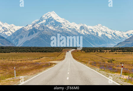 Route avec vue sur le Mont Cook, montagnes de neige, Parc National du Mont Cook Alpes du Sud, Canterbury, île du Sud, Nouvelle-Zélande Banque D'Images