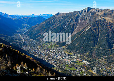 Chamonix (Alpes, France) : vue sur la vallée de Chamonix, la ville de Chamonix et au Brevent randonnée dans les Aiguilles Rouges ('Pois rouge Banque D'Images