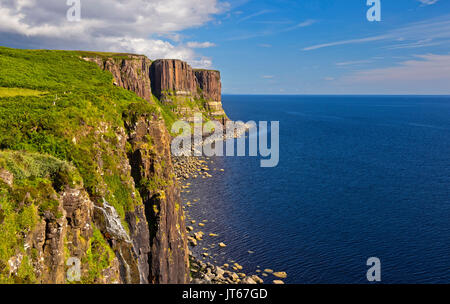 Ecosse : Kilt Rock cliffs dans l'île de Skye, l'archipel des Hébrides intérieures. Banque D'Images