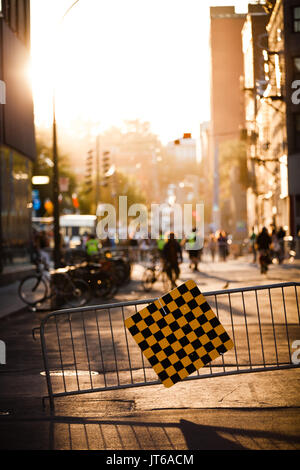 Clôture et rue bloqués pendant le coucher du soleil à cause d'un Festival réservé aux piétons. Banque D'Images