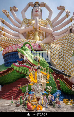 Statue de dix-huit armes d'Avalokiteśvara Guanyin ou Guanjin Kwan Yin, déesse de la miséricorde et de la Compassion, temple Wat Plai Laem, Koh Samui, Thaïlande Banque D'Images
