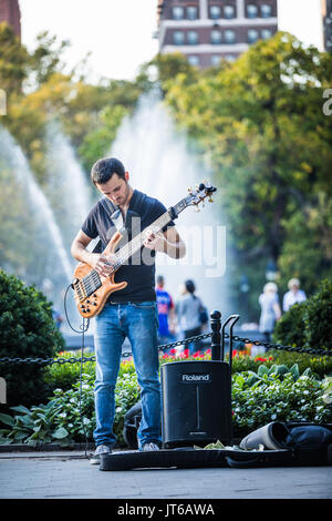 NEW YORK, USA - Le 17 octobre 2016. Homme jouant de la guitare dans le parc de Greenwich pour de l'argent, la ville de New York. Banque D'Images