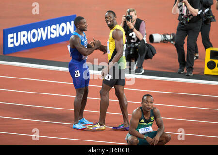 Londres, ANGLETERRE - 05 août : Usain Bolt et Justin Gatlin (bleu en haut) après la finale du 100 m hommes au cours de la deuxième journée de la 17e Championnats du monde d'athlétisme IAAF Londres 2017 au stade de Londres le 5 août 2017 à Londres, Royaume-Uni.Justin Gatlin des États-Unis a gagné la course. Banque D'Images