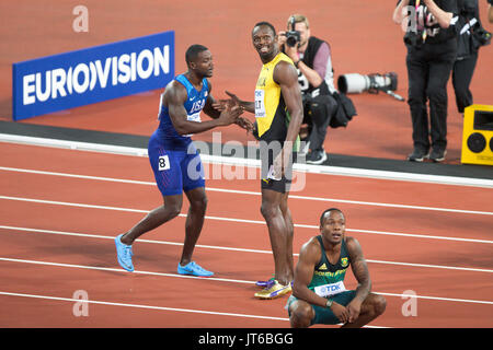 Londres, ANGLETERRE - 05 août : Usain Bolt et Justin Gatlin (bleu en haut) après la finale du 100 m hommes au cours de la deuxième journée de la 17e Championnats du monde d'athlétisme IAAF Londres 2017 au stade de Londres le 5 août 2017 à Londres, Royaume-Uni.Justin Gatlin des États-Unis a gagné la course. Banque D'Images