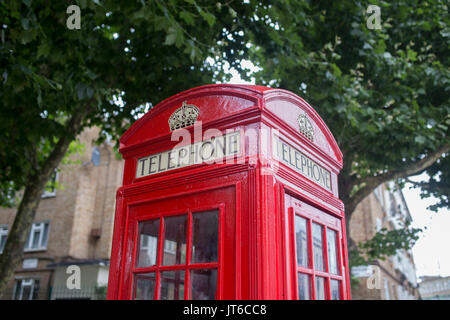 Boîte de téléphone rouge traditionnel sur la rue à Camden, au nord de Londres. Banque D'Images