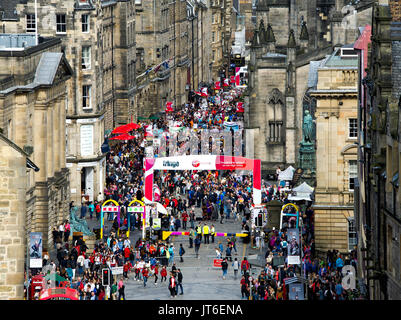 Les visiteurs apprécient le théâtre de rue sur le Royal Mile, une partie de l'Edinburgh International Festival Fringe. Banque D'Images