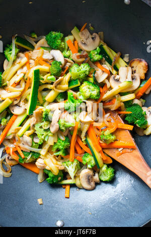 Sauté au wok avec des légumes Banque D'Images