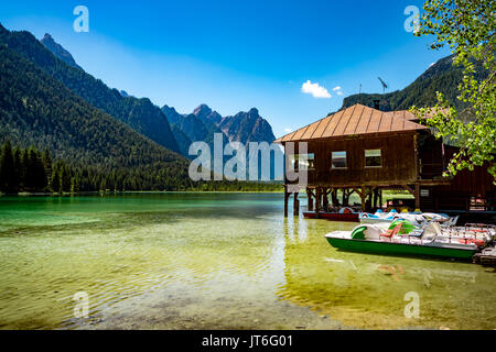 Lac Dobbiaco dans les Dolomites, Italie belle nature paysage naturel des Alpes. Banque D'Images