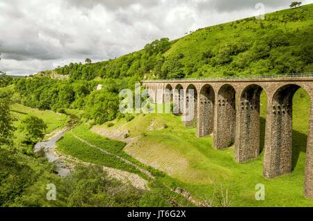 Vue oblique d'un viaduc de chemin de fer désaffectées dans Smardale. Banque D'Images