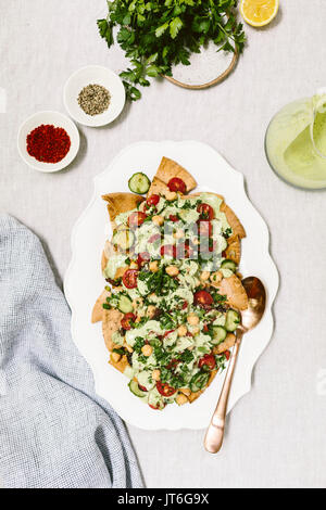 Pain pita grec avec salade et vinaigrette tahini est photographié à partir de la vue supérieure. Banque D'Images