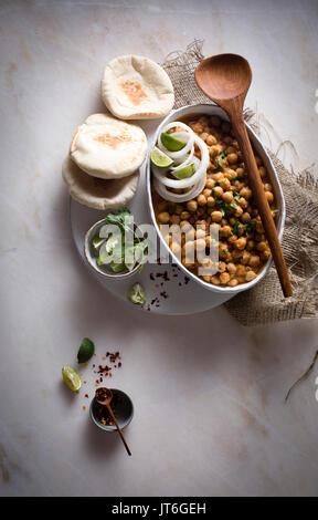 Pois chiches au curry avec vue sur le dessus du pain pita Banque D'Images