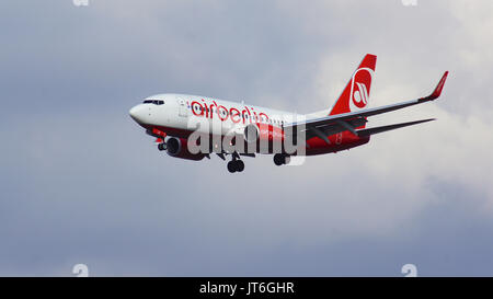 Francfort, Allemagne - 28 fév 2015 : Boeing 737 Next Gen - MSN 36117 - D-ABLD de Air Berlin aux abords de la piste à l'aéroport de Francfort FRA avec ciel nuageux dans l'arrière-plan Banque D'Images