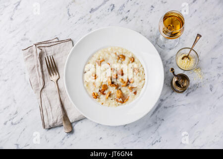 Risotto aux champignons girolles sur plaque sur fond de table en marbre blanc Banque D'Images