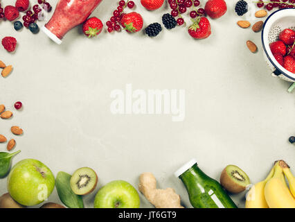 Le vert et le rouge des jus de fruits ou smoothies aux fruits, légumes verts, sur fond gris, vue de dessus, selective focus. Détox, suivre un régime, manger propre, ve Banque D'Images