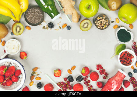 Le vert et le rouge des jus de fruits ou smoothies aux fruits, légumes verts, sur fond gris, vue de dessus, selective focus. Détox, suivre un régime, manger propre, ve Banque D'Images