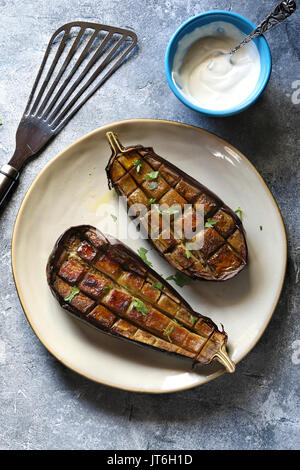 Aubergines grillées sur une plaque avec de l'ail, sauce au yogourt .Vue de dessus Banque D'Images